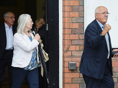Des parents de victimes du drame de Hillsborough sortent d'une réunion au cours de laquelle le parquet les a tenus au courant des derniers développements judiciaires,le 28 juin 2017 à Warrington, près de Liverpool - PAUL ELLIS [AFP]