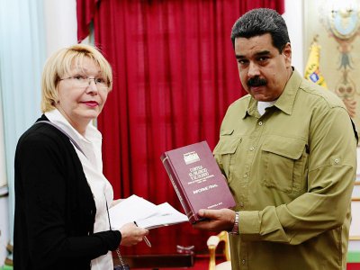 La procureure générale du Venezuela, Luisa Ortega (G) et le président Nicolas Maduro  le 1er avril 2017 au palais présidentiel de  Miraflores à Caracas - HO [Presidencia Venezuela/AFP/Archives]