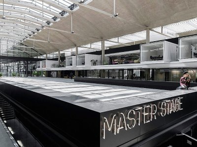 Station F, le plus grand incubateur du monde, dispose de plus de 3.000 postes de travail ainsi que des espaces de réunion.... La Halle Freyssinet à Paris le 22 juin 2017 - JOEL SAGET [AFP]