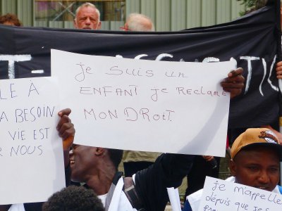 Les jeunes ont brandi des banderoles et des pancartes pour que leurs droits soient respectés. - Aurélien Delavaud