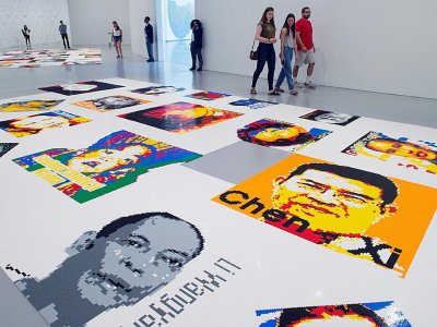 Des portraits faits de Lego par l'artiste chinois Ai Weiwei à l'exposition "Trace", le 28 juin 2017 à Washington - PAUL J. RICHARDS [AFP]