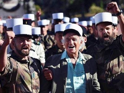 L'acteur français Jean-Paul Belmondo (c) au milieu de légionnaires, le 29 juin 2017 à Aubagne près de Marseille - ANNE-CHRISTINE POUJOULAT [AFP]