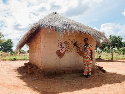 Une maison décorée d'une peinture d'argiles dans le village de Makwacha, en RDCongo, le 13 mai 2017 - Agnes Bun [AFP]