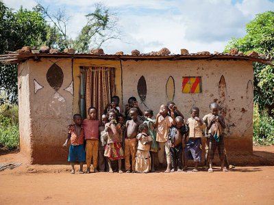Des enfants congolais devant une maison à Makwacha, en RDCongo, le 13 mai 2017 - Agnes Bun [AFP]