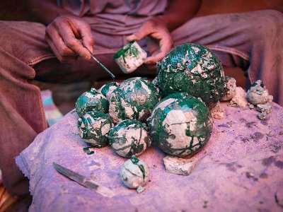 La malachite est un autre pari des voyagistes pour faire fructifier le patrimoine artistique de la région - Agnes Bun [AFP]