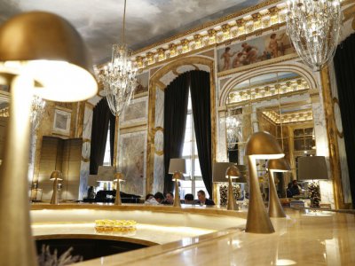 Le bar Les Ambassadeurs de  l'hôtel Crillon à Paris, le 30 juin 2017 - PATRICK KOVARIK [AFP]
