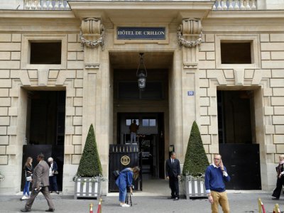 Entrée principale de l'hôtel Crillon à Paris, le 30 juin 2017 - PATRICK KOVARIK [AFP]
