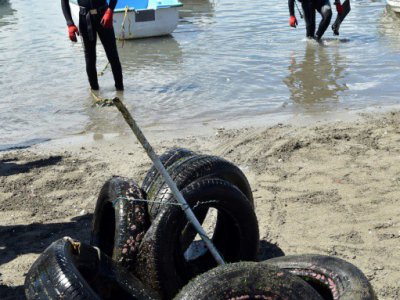 L'opération du 1er juillet 2017, qui s'étendait à 14 wilayas (préfectures) côtières d'Alger, a aussi vu une trentaine de plongeurs se jeter à l'eau pour nettoyer les fonds marins, vêtus de combinaisons et bouteilles d'oxygène sur le dos - RYAD KRAMDI [RYAD KRAMDI/AFP]
