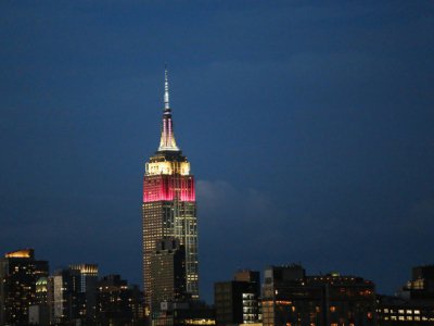 L'Empire State Building illuminé aux couleurs de Qatar Airways, photographié de Weehawken, New Jersey, le 27 juin 2017 - EDUARDO MUNOZ ALVAREZ [AFP]