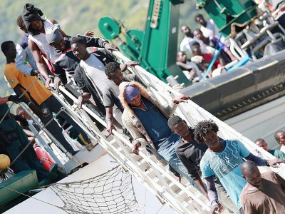 Des migrants débarquent sur le port de Salerno, en Italie, le 29 juin 2017 - CARLO HERMANN [AFP]