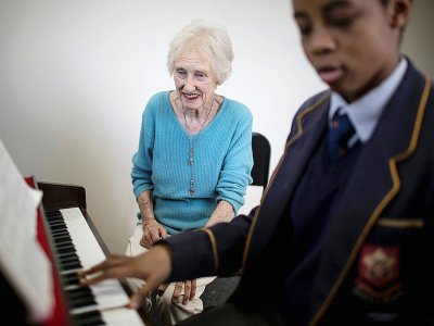 Deirdre Larkin, 85 ans, donne un cours de piano dans un lycée privé de Johannesbourg, le 14 juin 2017 - GULSHAN KHAN [AFP]