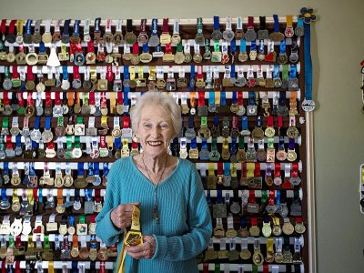Deirdre Larkin, 85 ans, devant ses médailles, chez elle, le 14 juin 2017 à Johannesbourg - GULSHAN KHAN [AFP]