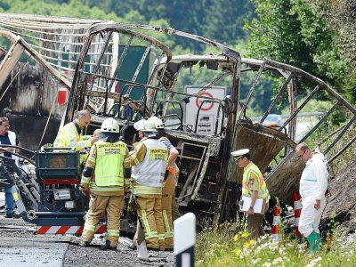 Les pompiers sur le site de l'accident de car meurtrier près de Muenchberg, dans le sud de l'Allemagne, le 3 juillet 2017. - Christof STACHE [AFP]