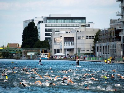 Quelque 500 nageurs prennent part à l'Open Swim Stars, une course de 5 kms dans le Canal de l'Ourcq entre Pantin et Paris le 17 juin 2017 - Martin BUREAU [AFP/Archives]