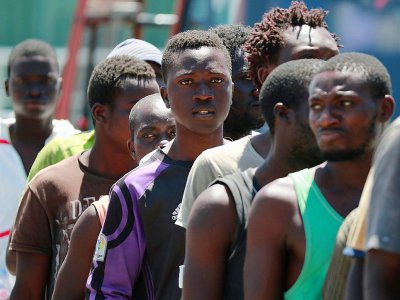 Des migrants arrivent dans le port de Salerne après avoir été secourus en Méditerranée, le 29 juin 2017 en Italie - CARLO HERMANN [AFP]