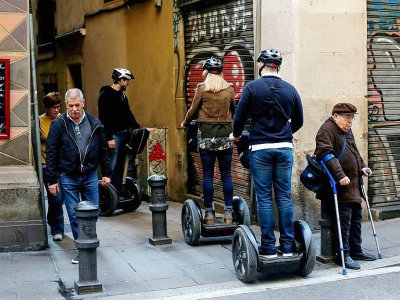 Des touristes déambulent sur des "segways" électriques, très en vogue à Barcelone, le 17 février 2017 - PAU BARRENA [AFP]