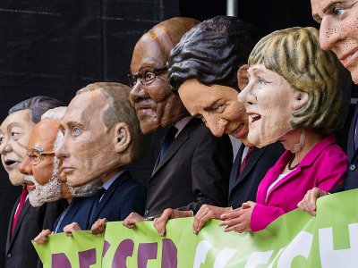 Manifestants de l'associaiton de lutte contre la pauvreté Oxfam appelant les dirigeants politiques à oeuvrer pour la fin des inégalités, le 2 juillet 2017 à Hambourg - John MACDOUGALL [AFP/Archives]