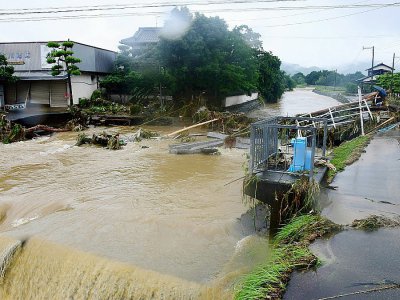 Un pont détruit par des inondations à Asakura, au Japon, le 6 juillet 2017 - STR [JIJI PRESS/AFP]