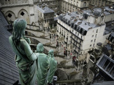 Des statues sur le toit de Notre-Dame de Paris, le 28 juin 2017 - Martin BUREAU [AFP/Archives]