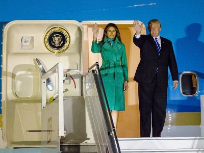 Le président américain Donald Trump (d) et son épouse Melania (g) à leur arrivée à Varsovie, le 5 juillet 2017 - Wojtek Radwanski [AFP]