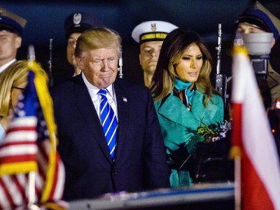 Le président américain Donald Trump (g) et son épouse Melania (d) à leur arrivée à Varsovie, le 5 juillet 2017 - Wojtek Radwanski [AFP]