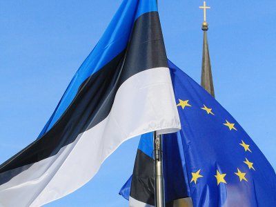 Les ministres de l'Intérieur de l'Union européenne seront réunis jeudi en Estonie, comme les drapeaux de l'Union européenne et de l'Estonie, le 29 juin 2017 à Tallinn - Petras Malukas [AFP/Archives]