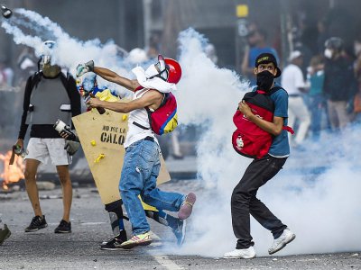Affrontements entre les forces de sécurité et les manifestants de l'opposition à Caracas, le 6 juillet 2017 - JUAN BARRETO [AFP]