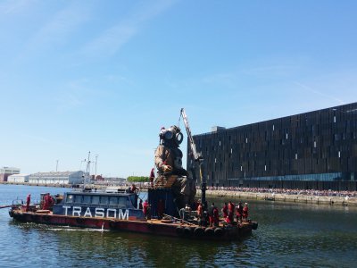 Le géant et son scaphandre traversent le bassin de l'Eure, au Havre (Seine-Maritime), le 7 juillet 2017. - Tendance ouest
