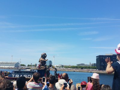 Le grand géant salue la foule, dans le bassin de l'Eure - Maÿlis Leclerc-de-Sonis