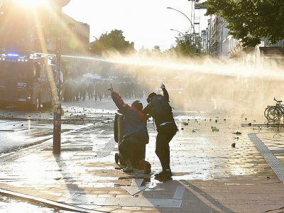 Affrontements entre policiers et manifestants, le 7 juillet 2017, en marge du G20 à Hambourg en Allemagne - Christof Stache [AFP]