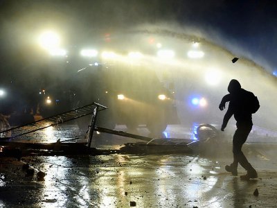 Les affrontements entre policiers et manifestants se sont poursuivis dans la nuit à Hambourg, le 7 juillet 2017 - Christof STACHE [AFP]