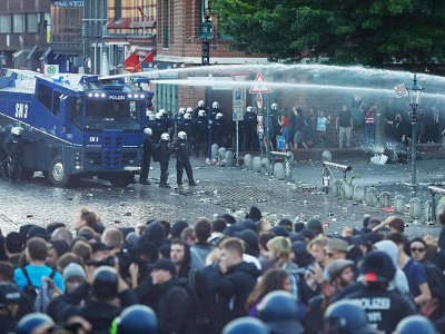 Des policiers antiémeutes utilisent des canons à eau contre les manifestants anti-G20, le 6 juillet 2017 à Hambourg - Odd ANDERSEN [AFP]