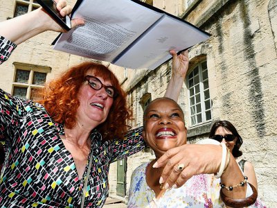 La metteure en scène Anne-Laure Liégeois et l'ex-ministre de la Justice Christiane Taubira à Avignon, le 8 juillet 2017 - BORIS HORVAT [AFP]