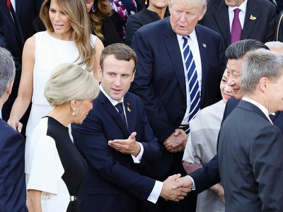 Le président français Emmanuel Macron, son épouse Brigitte, devant Donald et Melania Trump, avec d'autres participants au sommet du G20 à Hambourg, en Allemagne, le 7 juillet 2017. - ludovic MARIN [AFP]
