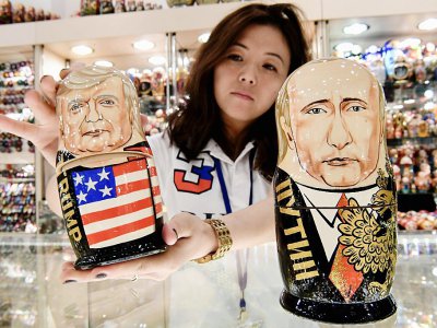 Une poupée-gigogne représentant Donald Trump et une autre Vladimir Poutine dans un magasin de Moscou le 6 juillet 2017. - Kirill KUDRYAVTSEV [AFP]
