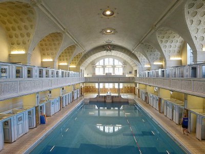 La piscine des bains publics de la "Neustadt", le quartier allemand de Strasbourg, le 8 septembre 2016 - PATRICK HERTZOG [AFP/Archives]