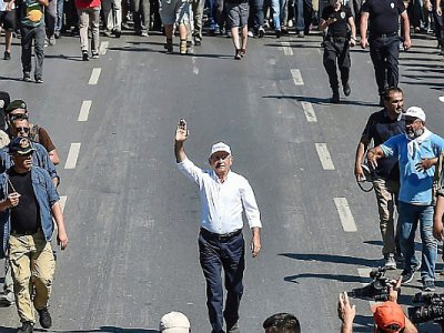 Kemal Kiliçdaroglu (c), chef de l'opposition turque, le 8 juillet 2017 à Istanbul au 24e jour de sa "marche pour la justice" - OZAN KOSE [AFP]