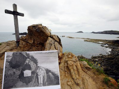 Un carte postale montrant l'Abbé Fouré près des rochers qu'il a sculptés entre 1895 et 1907, sur le lieu même à Saint-Malo le 27 juin 2017 - Damien MEYER [AFP]