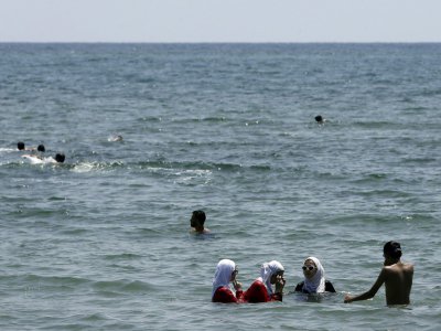 Des Syriens se baignent dans la mer Méditerranée, au large de la ville de Lattaquié, au nord-ouest de la Syrie, le 7 juillet 2017 - JOSEPH EID [AFP]
