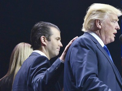 Donald Trump et Donald Trump Jr, lors d'un meeting le 7 novembre 2016, à la veille de l'élection présidentielle américaine - MANDEL NGAN [AFP/Archives]