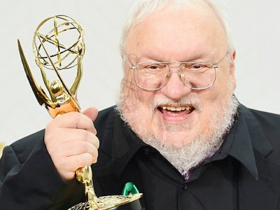 George RR Martin, l'auteur de la série de livres Game of Thrones, tenant son prix à l'occasion de la 67e cérémonie des Emmy Awards, le 20 septembre 2015 au Microsoft Theatre, à Los Angeles en Californie - VALIERE MACON [AFP/Archives]