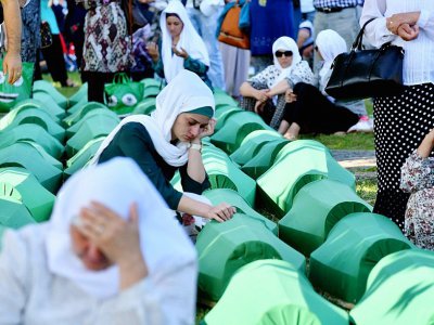 Des femmes bosniaques se recueillent près des cercueils de 71 victimes du massacre de Srebrenica, récemment identifiées, le 11 juillet 2017 au mémorial de Potocari, près de Srebrenica - ELVIS BARUKCIC [AFP]