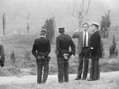 Le juge Jean-Michel Lambert (2d) prend part à la reconstruction du meurtre de Grégory Villemin à Lepanges-sur-Vologne, dans l'est de la France, le 30 octobre 1985 - PATRICK HERTZOG [AFP/Archives]
