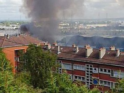 L'incendie du stade Deschaseaux s'est déclaré aux alentours de 18h, mercredi 12 juillet 2017. - Photo d'un lecteur