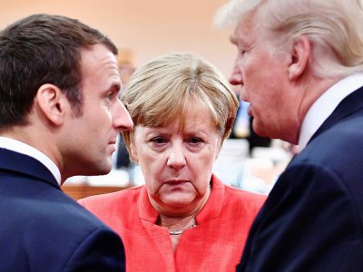 Le président français Emmanuel Macron, la chancelière allemande Angela Merkel et le président américain Donald Trump à Hambourg, en Allemagne, le 7 juillet 2017 - John MACDOUGALL [AFP/Archives]