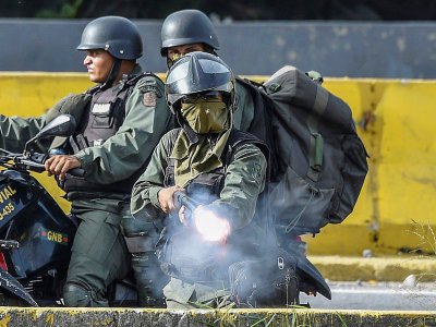 Des membres de la Garde Nationale vénézuélienne chargent des manifestants, le 10 juillet 2017, à Caracas - JUAN BARRETO [AFP]