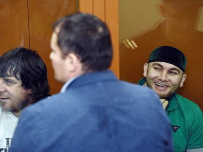 Temirlan Eskerkhanov (G) et Chadid Goubachev (D), deux des cinq Tchétchènes reconnus coupables du meurtre en février 2015 de l'opposant russe Boris Nemtsov, le 13 juillet 2017 à Moscou - Vasily MAXIMOV [AFP]