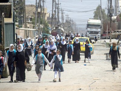 Des écolières de Mossoul ouest rentrent de l'école, le 12 juillet 2017 - Fadel SENNA [AFP]