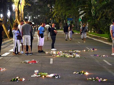 Photo d'archive du 17 juillet 2016 d'un mémorial de fortune en hommage aux victimes de l'attentat de Nice - ANNE-CHRISTINE POUJOULAT [AFP/Archives]