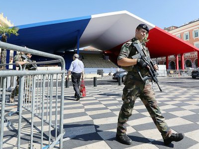 Un soldat en patrouille pendant l'installation des tribunes aux couleurs bleu-blanc-rouge sur la place Masséna de Nice, le 12 juillet 2017 - VALERY HACHE [AFP]